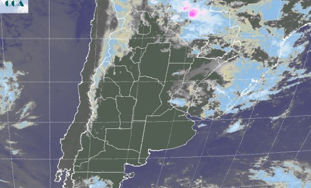 En la imagen satelital podemos observar las coberturas nubosas más homogéneas desplazadas hacia la Mesopotamia y zonas del norte del país.