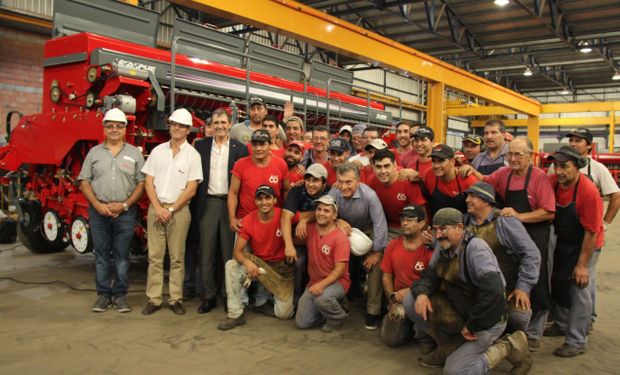 Macri durante su visita a la planta de Apache.