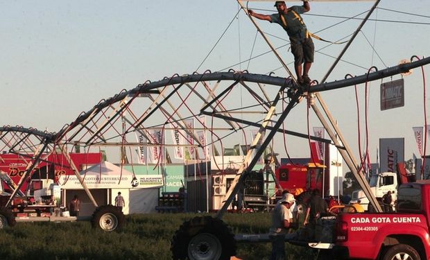 Puesta a punto de un equipo de riego en Expoagro. Foto: LA NACION / Santiago Hafford.