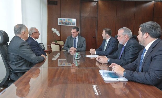 Reunião entre representantes da Aprobio com o Ministro Carlos Fávaro. (foto - divulgação/Mapa)