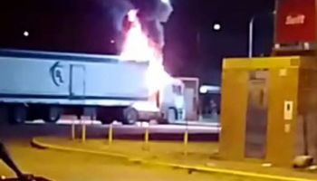 Nuevo ataque al sector cárnico: queman un camión en la puerta de un frigorífico