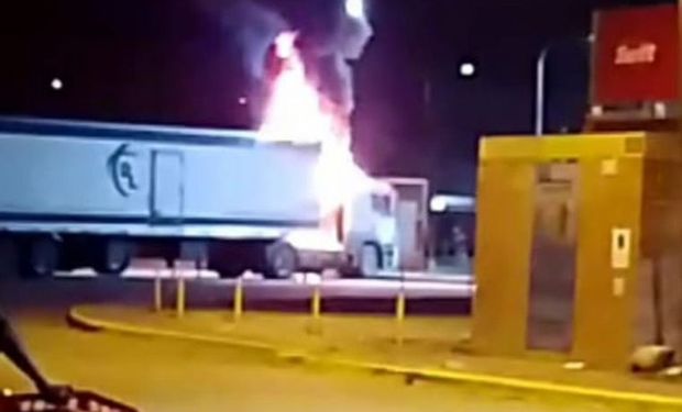 Nuevo ataque al sector cárnico: queman un camión en la puerta de un frigorífico