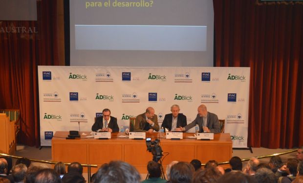 Panel sobre “Contexto socio - económico y las Perspectivas de Mediano Plazo” en Argentina Visión 2020.