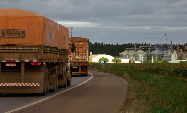 Déficit estrutural deixará 123,9 milhões de toneladas armazenados na carroceria de caminhões pelas estradas e portos do país. (foto - CNA)