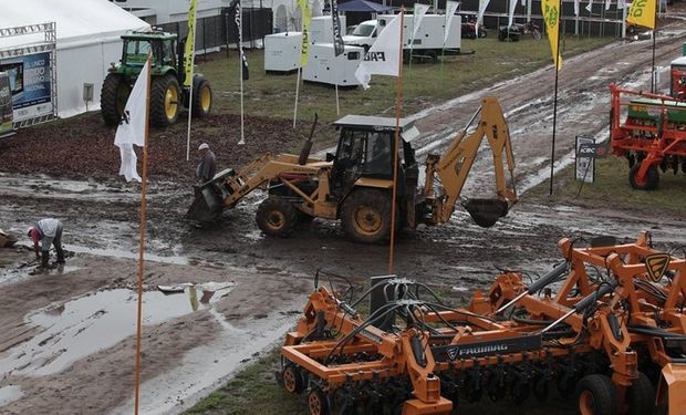 Limpieza de calles internas en Expoagro. Foto: LA NACION / Santiago Hafford.