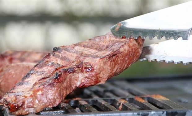 Evitar tenedores o trinches, así no se dañan las fibras de la carne ni se pierden sus jugos. Foto: Pixabay