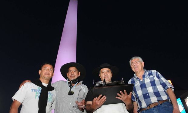 Los mendocinos Carlos Gallardo y Francisco Araya se llevaron el máximo premio del primer Campeonato Federal del Asado.