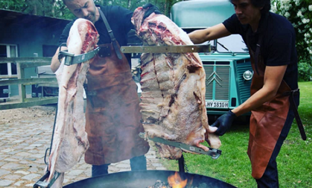 El argentino que conquistó Alemania con empanadas y le hizo un asado a Merkel