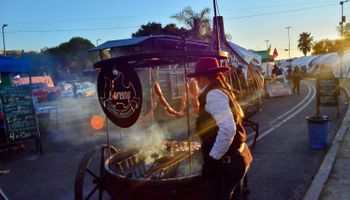 "No podían creer que cocináramos una vaca entera así": por una crisis familiar empezó de cero, terminó compitiendo con asadores de todo el mundo y sorprendió con una tradición argentina