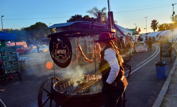 "No podían creer que cocináramos una vaca entera así": por una crisis familiar empezó de cero, terminó compitiendo con asadores de todo el mundo y sorprendió con una tradición argentina