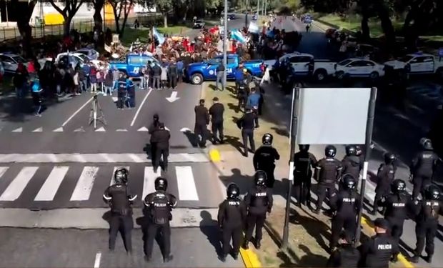 Rosario bloqueó con infantería el ingreso de gauchos a caballos al Monumento a la Bandera durante la fiesta patria