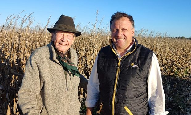 Arrancó a cosechar a caballo, casi se intoxica con polvillo y a los 94 años volvió al campo: la reacción al usar una maquinaria de última tecnología