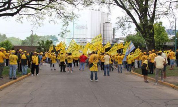 Se da una combinación ideal de la debilidad de los industriales y la fortaleza de los sindicalistas en la paritaria de los "lecheros".