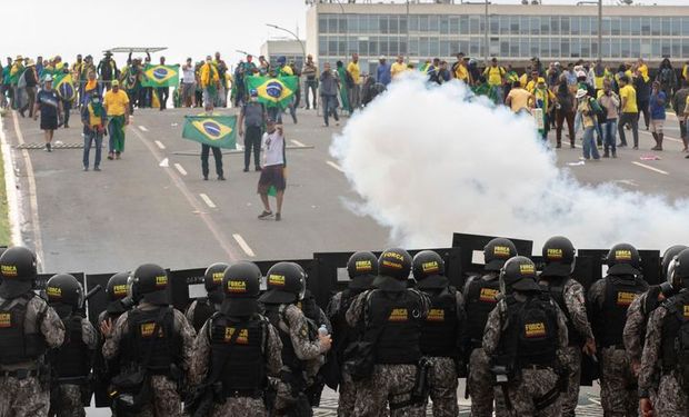 O maior atentado da história contra as instituições máximas do Estado Democrático de Direito foi condenado por quase 90% dos brasileiros. (fotos - Agência Brasil)