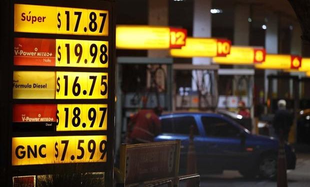 Las estaciones de servicio exhiben desde ayer los nuevos precios de los combustibles. Foto: LA NACION / Fabián Marelli