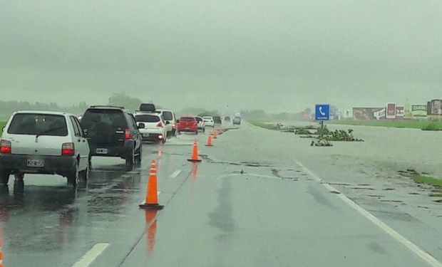 Hay una gran cantidad de vehículos atascados en la autopista.