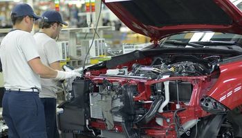 Destacan signos alentadores en las ventas de automóviles y tres pick ups lideran los patentamientos