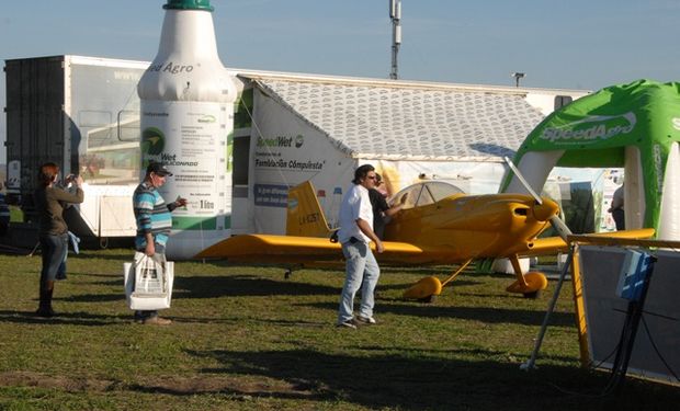 Demostraciones dinámicas y conferencias en el sector de aviación agrícola