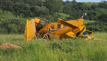 Avião agrícola faz pouso forçado às margens de rodovia de Goiás
