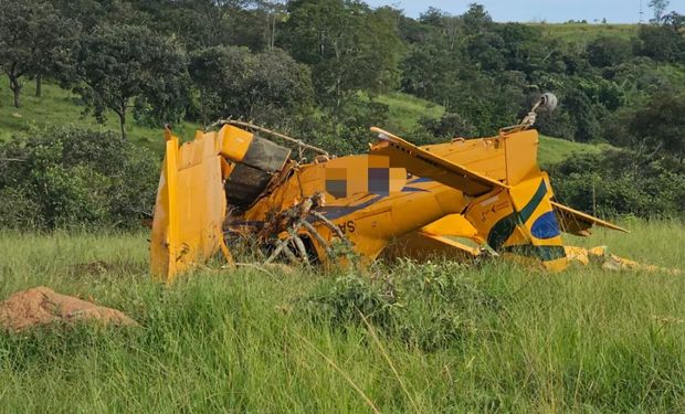 Aeronave estava carregada com defensivos agrícolas. (Foto - Corpo de Bombeiros)