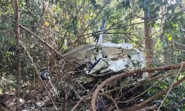 Os destroços do avião Beechcraft Bonanza A-36 foram encontrados no domingo (30), em uma área de mata fechada, próxima a Vilhena (RO) e Comodoro (MT).