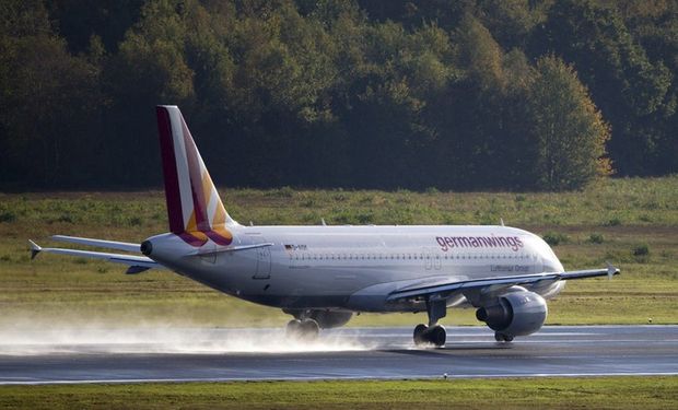 El avión que protagonizó la tragedia, que según informó el diario galo tenía 24 años de antigüedad, era un Airbus A320.