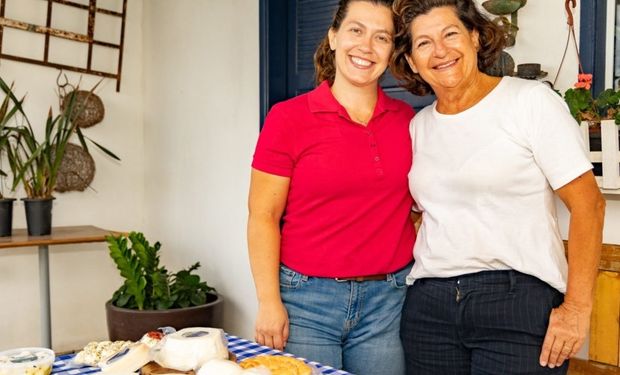 Avó e neta levam queijo de cabra à rota do queijo paulista