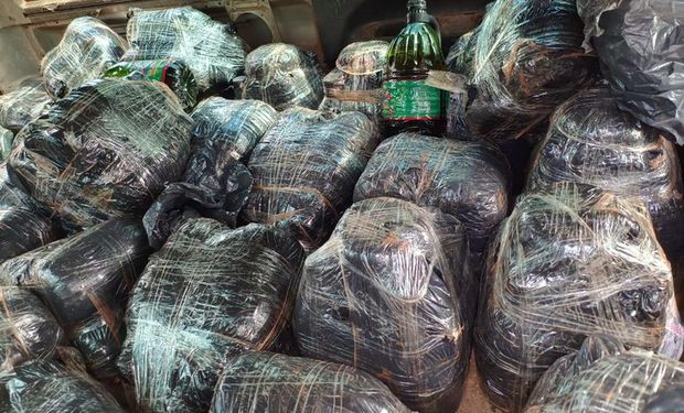 Na vistoria, foi encontrado cerca de 120 galões de azeite de origem argentina. (foto - Polícia Federal)