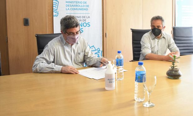 Los ministros Javier Rodríguez y Andrés Larroque renovaron el fideicomiso de Fuerza Solidaria.