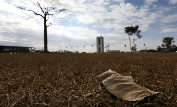 Inmet emite alerta vermelho para baixa umidade em 5 estados e no Distrito Federal