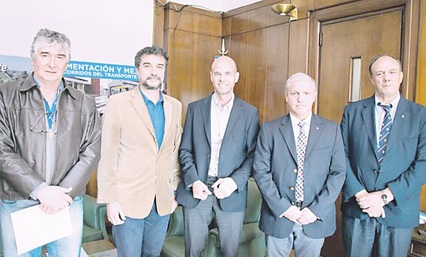 Acuerdo. Jorge Metzer (Vias Navegables) a la izquierda y el ministro Dietrich en el centro. Intercalados: Claudio Tubio, Pablo Pineda, y Claudio Venturini (Camara de Practicaje y Pilotaje)