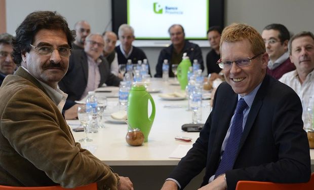 Sarquís y Curutchet en una reunión con productores. Foto: Banco Provincia