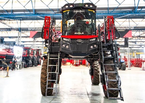 Pulverizador autopropelido Avola da Baldan para cana-de-açúcar, com barras de 24 e 27 metros, na Agrishow 2026