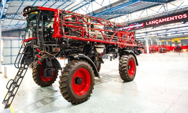 O principal movimento é a chegada ao setor sucroenergético com o pulverizador autopropelido Avola, desenvolvido a partir da plataforma de grãos.