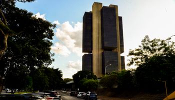 Governo demanda redução da Selic ao Banco Central   