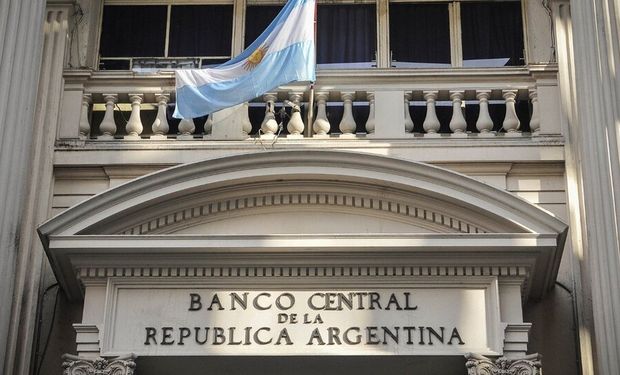 Cautela en el mercado: los dólares financieros apenas rebotan en una semana con rumores y malos datos macroeconómicos