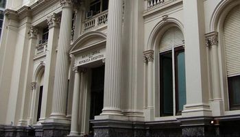 Vendió el BCRA u$s 40 M; “blue” volvió a bajar