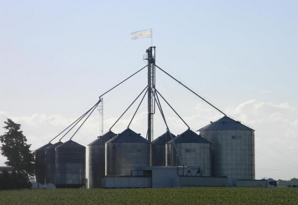 bandera argentina en establecimiento las marias
