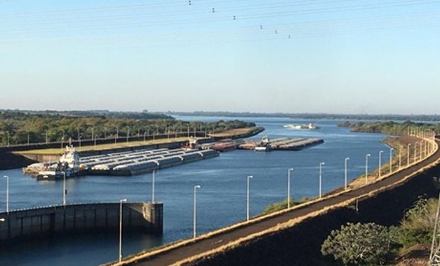 Barcazas con soja vuelven a circular tras la apertura de la mayor represa del mundo