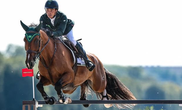 Medalha de Stephan Barcha e égua Primavera escapa nas últimas apresentações na final individual do hipismo saltos. (Foto: Wander Roberto/COB)