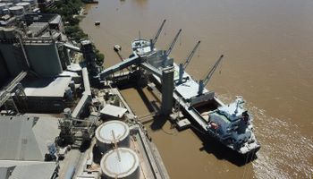 Hidrovía: dos gigantes del dragado se disputan la licitación estratégica para el agro