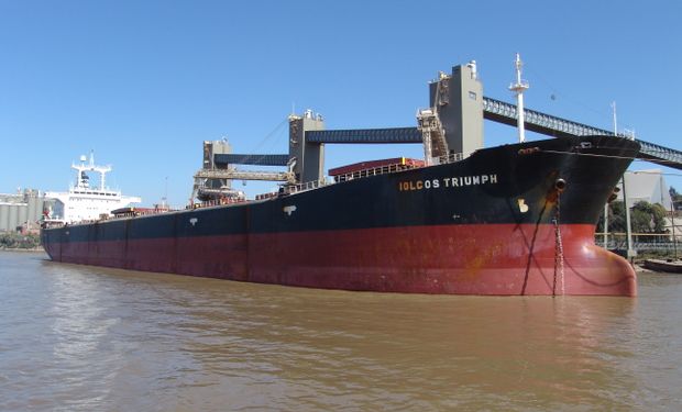 Un barco varado continúa afectando el transporte de granos