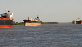 Hay otros dos buques varados en el Paraná