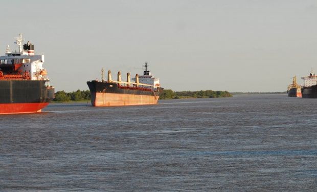 Hay otros dos buques varados en el Paraná