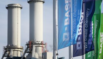Basf se queda con una parte del negocio de herbicidas de Bayer