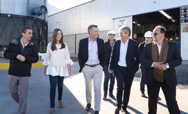 Macri visitó junto a Vidal la sucursal de Saladillo de Bayá Casal, una empresa dedicada a la comercialización de insumos agropecuarios.