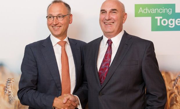 Werner Baumann (izquierda), CEO de Bayer AG, y Hugh Grant, Chairman and Chief Executive Officer of Monsanto.