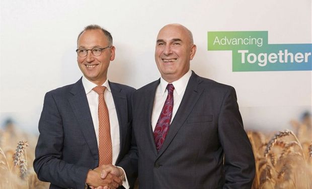 Werner Baumann, CEO de Bayer, y Hugh Grant, CEO de Monsanto, cuando en 2016 anunciaron la operación. Foto: EFE