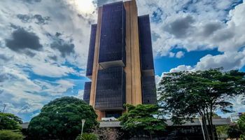 BC corta juros pela primeira vez em quase dois anos e acende alerta externo