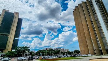 BC mantém Selic em 15% e indica juros altos por longo período